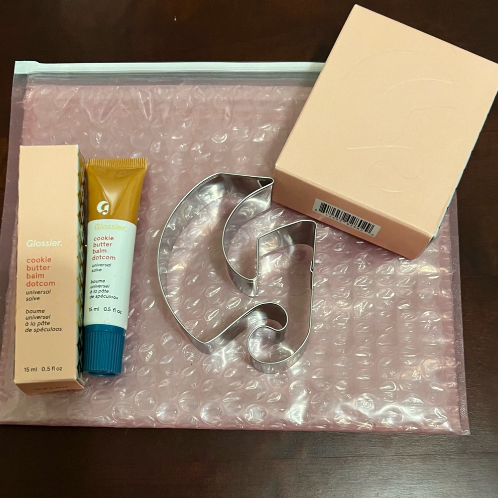 Glossier Cookie Butter Balm Dotcom- With G Cookie Cutter-LIMITED EDITION+pouch👛